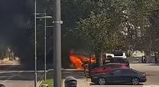 automobil gori na parkingu u Vodicama
