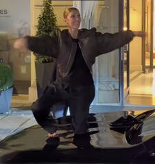 Selin Dion bosa peva i pleše na automobilu pred fanovima u Parizu (3).PNG