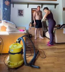 Ana Ljubisavljević pokazala kako joj je pacov izgrizao dasku na WC šolji (1).PNG