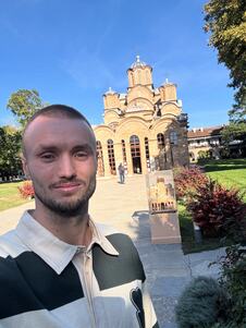 Saša Kalajdžić u poesti manastiru Gračanica