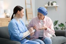 Medicinski radnik radnik i onkološki pacijent, lečenje, terapija