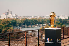 Legendarni trofej NBA lige u društvu košarkaških velikana