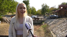 Milica Duduković iz Male Remete daje izjavu za Kurir televiziju