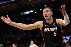 Nikola Jović na meču Majami Hit - Detroit Pistons
