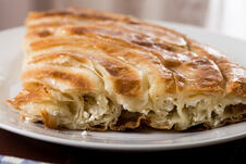 Burek sa sirom na tanjiru, balkanski specijalitet