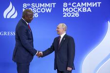 Ruski predsednik Vladimir Putin i predsednik Mozambika Danijel Čapo tokom rukovanja na samitu u Moskvi