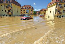 obrenovac-poplave-poplavljeni.jpg