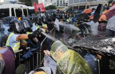 hongkong-policija-suzavcem-rasteruje-protest.jpg