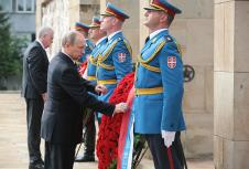 putin-poseta-groblje-polaganje-venaca.jpg