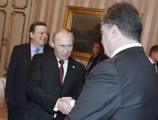 vladimir-putin-i-petar-porosenko-rukovanje.jpg