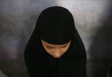 Muslimanka u crnom pognute glave