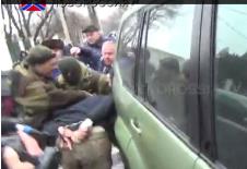 donjeck-gradjani-napali-zarobljenog-ukr-vojnika.jpg