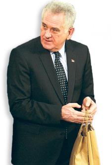 tomislav-nikolic-pokloni-darovi.jpg