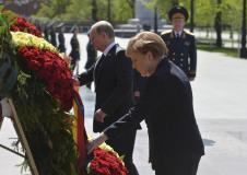 vladimir-putin-i-angela-merkel-polazu-vence-na-spomenik.jpg