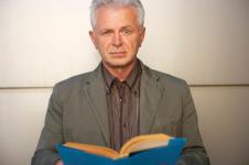profesor-knjiga-covek.jpg