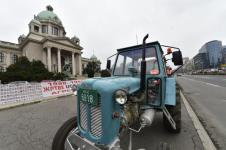 poljoprivrednici-traktor-protest-skupstina.jpg