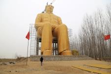 mao-cetung-zlatna-statua-04.01.2016.jpg