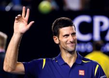 novak-djokovic-tri-prsta-melburn.jpg