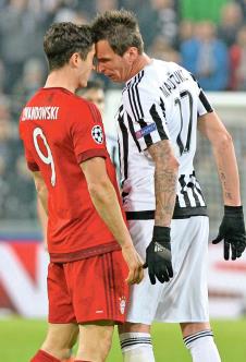 mario-mandzukic-robert-levandovski.jpg