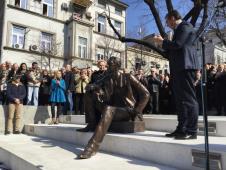 vucic-spomenik-borislav-pekic-cvetni-trg.jpg