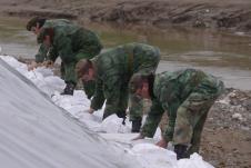 poplave-vojska-srbije-nasip-bedem-dzakovi-pesak.jpg