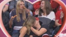 neuspeli-kiss-cam-youtube.jpg