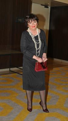 Jelica Sretenović u crnoj haljini sa belom bisernom ogrlicom