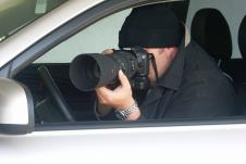 Privatni detektiv sa fotoaparatom u kolima