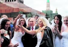 vladimir-putin-mlade-slikanje-selfi-devojke-vencanice.jpg