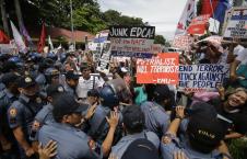 filipini-manila-protest-ambasada-sad.jpg