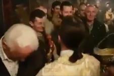 uz-blagoslov-ovaj-pop-vernicima-daje-i-besplatno-tusiranje.jpg