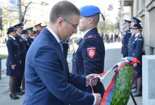 nebojsa-stefanovic-odavanje-poste-poginulim-tokom-nato.jpg