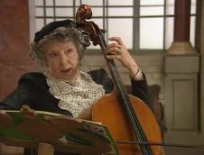 Tatjana Lukjanova svira kontrabas