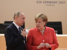 putin-merkel-fonetap-070701.jpg