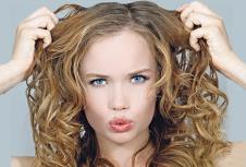 Devojka prstima mrsi kosu