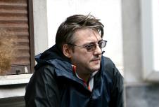 Boris Milivojević u teget jakni i naočarima za vid