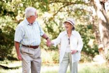 setnja-stockphotoseniorcouplewalkinginpark55453255.jpg