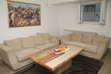 BOBAN POSKIDAO SVAROVSKI KRISTALE DA SE OSETI PORODIČNA ATMOSFERA? ZATO SE NOSE ARMANIJEVI BADE MANTILI! Ovo je parče raja na Senjaku koje je pripadalo Dragani Mirković! (FOTO)