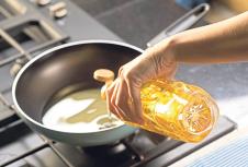 stockphotopouringvegetableoilintofryingpan305660375.jpg