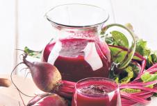 stockphotobeetrootjuiceandbunchoffreshbeetrootswithleavesselectivefocus194973035.jpg