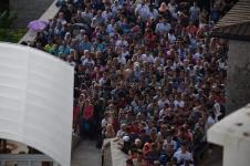 Ne zaboravite da i na ovom svetom mestu trudnice i roditelji sa malom decom imaju prednost