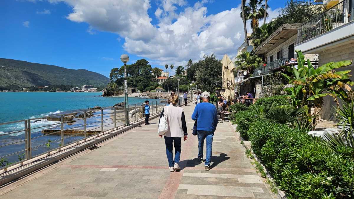 1744974597_herceg-novi-kupanje-april-fotorina1.jpg