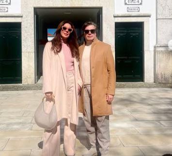 Klaudija Raja u svetlo roze kompletu