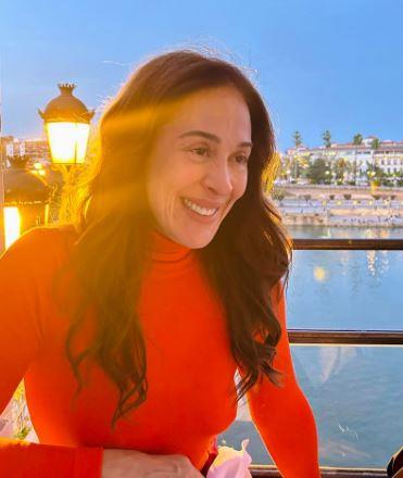 Klaudija Raja u crvenoj rolci