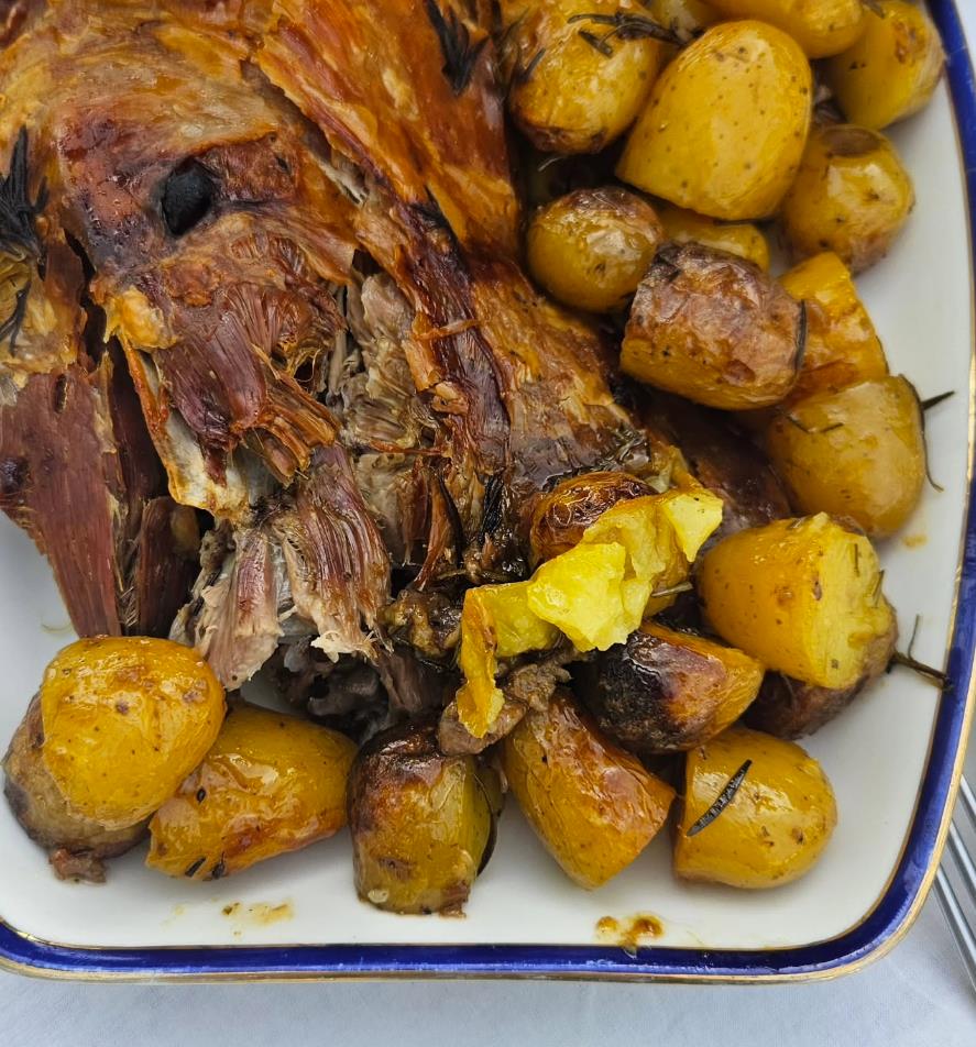 Na stolu je bila bogata trpeza