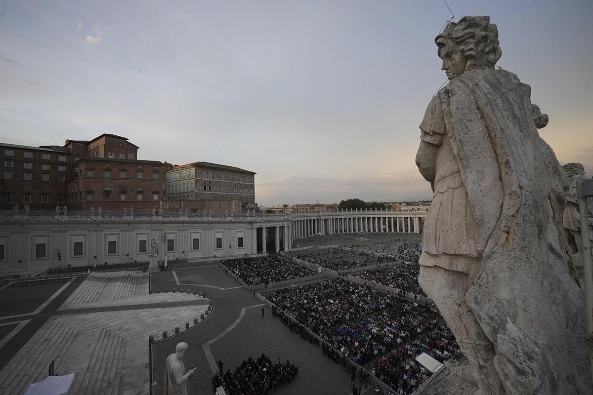 x01 AP Andrew Medichini.jpg