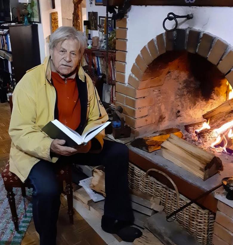 Čika Ršum uživa u čitanju knjige pored vatre