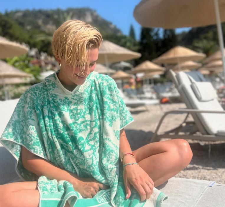 Berguzar Korel sa kratkom plavom kosom