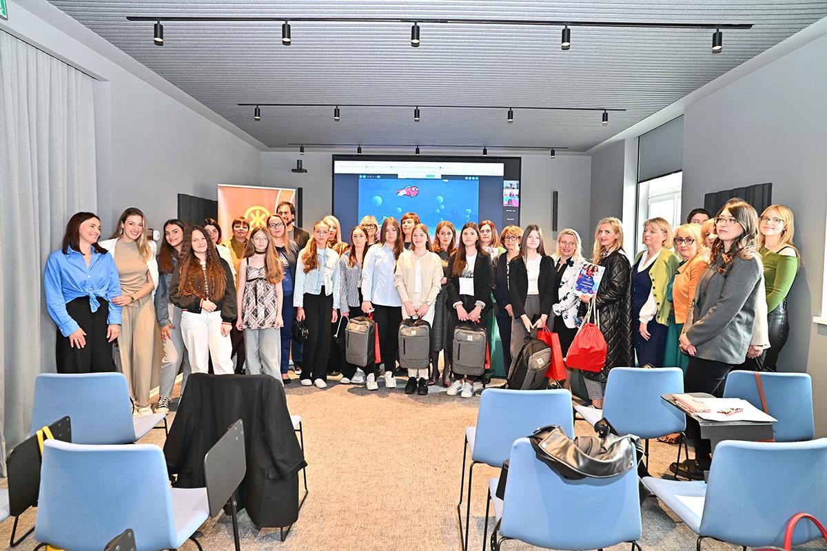 WMG FONDACIJA PODRŽALA PROJEKAT UDRUŽENJA POSLOVNIH ŽENA ZA OSNAŽIVANJE DEVOJČICA