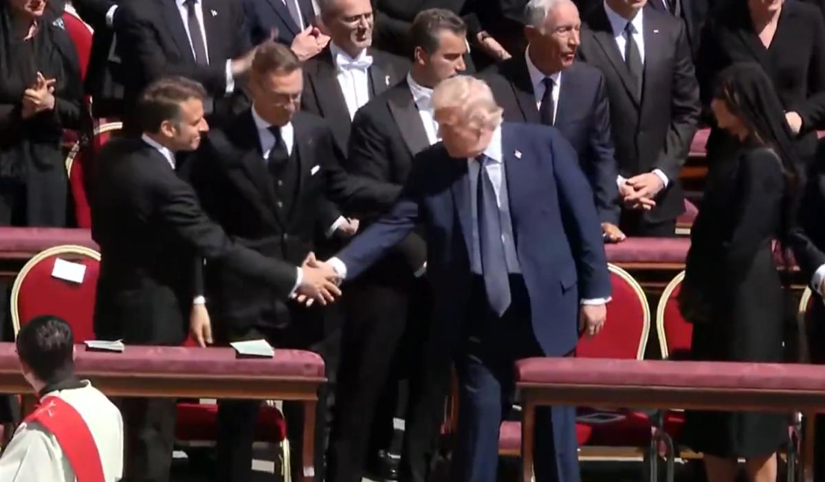 Donald Tramp Emanuel Makron.jpg